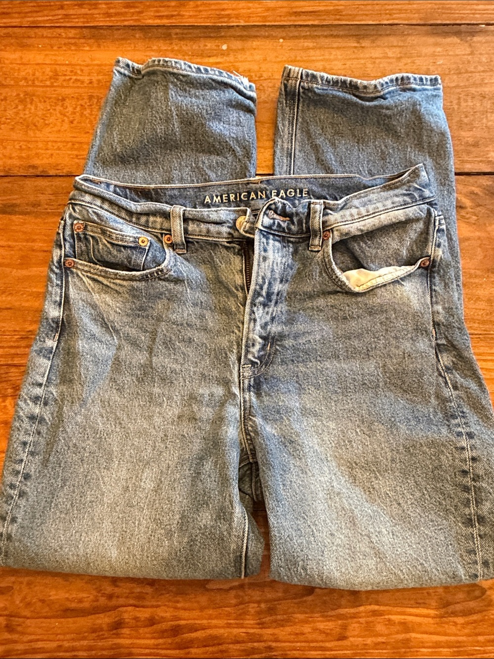 American Eagle Outfitters women’s Light Wash Blue Relaxed Jeans